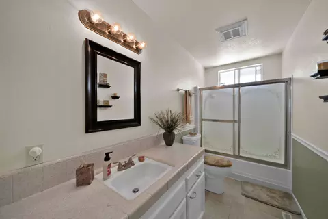 Bath - 2195 Rancho Rd, Redding, CA 96002 photo 4 of 4