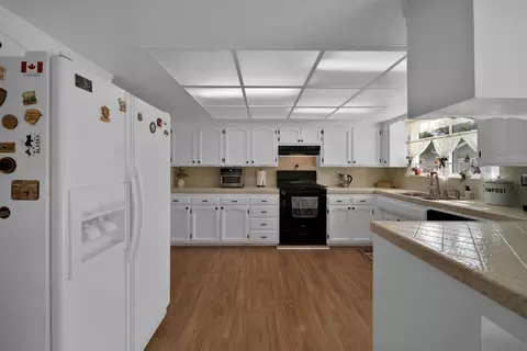 Kitchen - 2195 Rancho Rd, Redding, CA 96002 photo 4 of 4