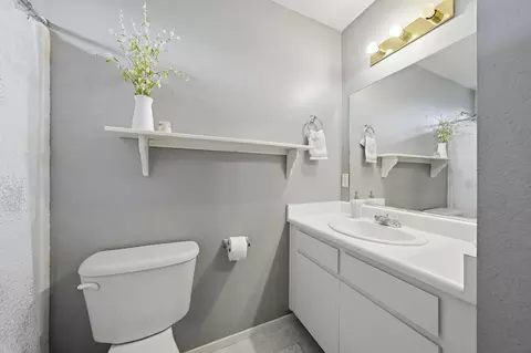 Bath - 16810 Winchell Dr, Redding, CA 96003 photo 2 of 4