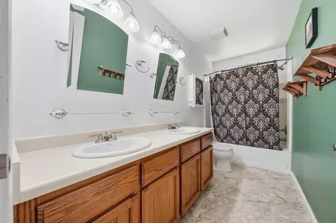 Bath - 1595 Sterling Dr, Redding, CA 96003 photo 2 of 2