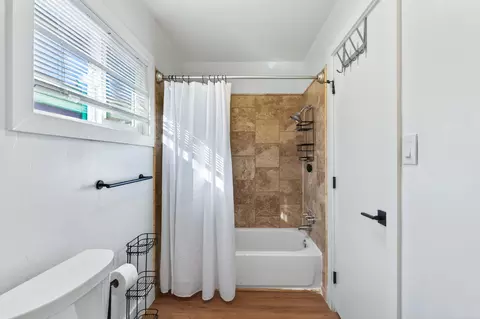 Bath - 1005 Gold St, Redding, CA 96001 photo 3 of 3