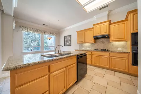Kitchen - 1865 Dellwood Dr, Redding, CA 96003 photo 4 of 4