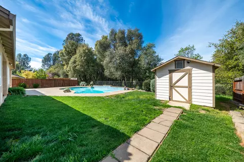 Exterior - 1865 Dellwood Dr, Redding, CA 96003 photo 6 of 8
