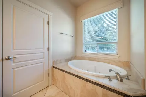 Bath - 1865 Dellwood Dr, Redding, CA 96003 photo 2 of 4