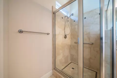 Bath - 1865 Dellwood Dr, Redding, CA 96003 photo 3 of 4
