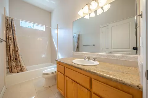Bath - 1865 Dellwood Dr, Redding, CA 96003 photo 4 of 4