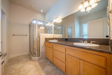 Bath - 1865 Dellwood Dr, Redding, CA 96003 photo 1 of 4