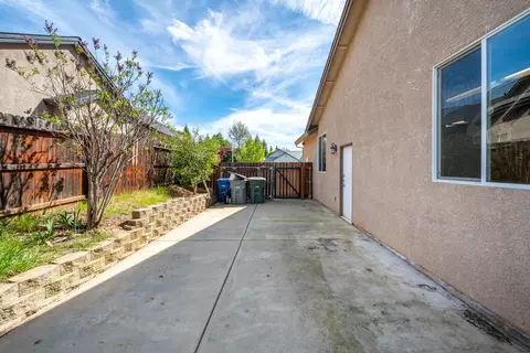 Exterior - 1865 Dellwood Dr, Redding, CA 96003 photo 7 of 8