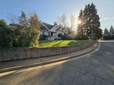 531 Aurora Pl, Redding, CA 96001