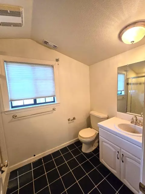 Bath - 531 Aurora Pl, Redding, CA 96001 photo 3 of 6