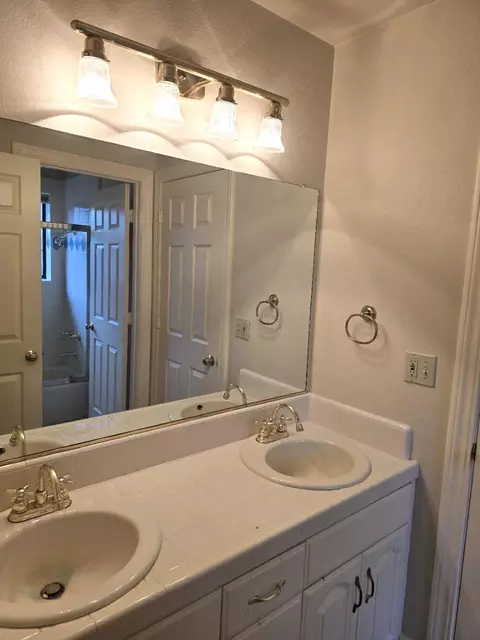 Bath - 531 Aurora Pl, Redding, CA 96001 photo 5 of 6