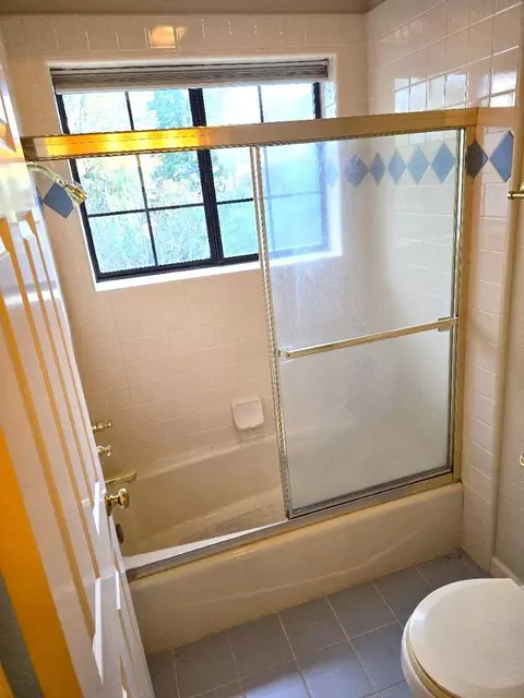 Bath - 531 Aurora Pl, Redding, CA 96001 photo 6 of 6