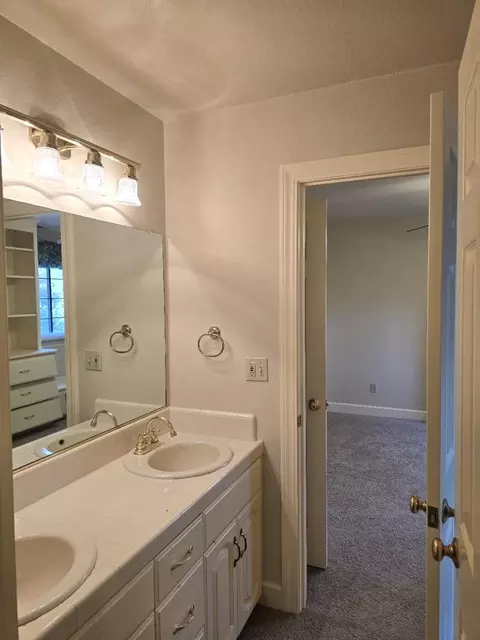 Bath - 531 Aurora Pl, Redding, CA 96001 photo 4 of 6