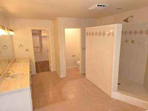Bath - 531 Aurora Pl, Redding, CA 96001 photo 2 of 6