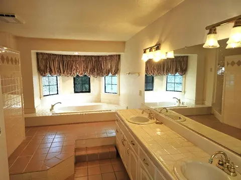 Bath - 531 Aurora Pl, Redding, CA 96001 photo 1 of 6