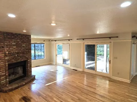 Living - 531 Aurora Pl, Redding, CA 96001 photo 2 of 6