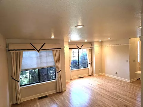 Living - 531 Aurora Pl, Redding, CA 96001 photo 4 of 6