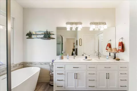 Bath - 4302 Yellowstone Dr, Redding, CA 96002 photo 3 of 4