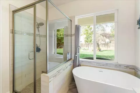Bath - 4302 Yellowstone Dr, Redding, CA 96002 photo 2 of 4