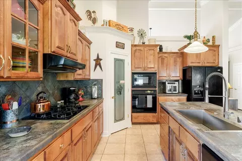 Kitchen - 4302 Yellowstone Dr, Redding, CA 96002 photo 1 of 2