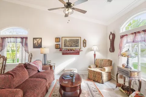 Living - 4302 Yellowstone Dr, Redding, CA 96002 photo 4 of 5