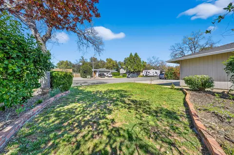 953 Oakmont Dr, Redding, CA 96003 photo 3