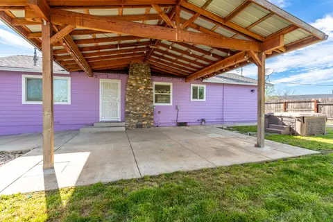 Exterior - 581 N Boulder Dr, Redding, CA 96003 photo 4 of 14