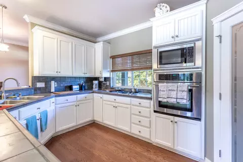 Kitchen - 11847 Oak Run Rd, Oak Run, CA 96069 photo 2 of 3