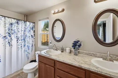 Bath - 3297 Bridgewater Ct, Redding, CA 96003 photo 2 of 3