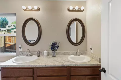 Bath - 3297 Bridgewater Ct, Redding, CA 96003 photo 3 of 3