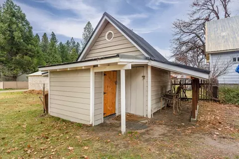 Exterior - 300 E Minnesota Ave, Mccloud, CA 96057 photo 4 of 6