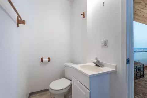 Bath - 22425 Brent Rd, Red Bluff, CA 96080 photo 2 of 2
