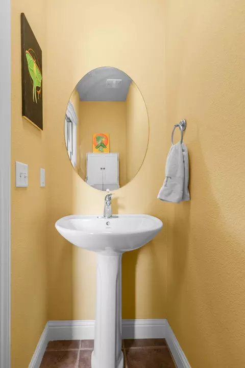Bath - 938 Leisha Ln, Redding, CA 96001 photo 3 of 3