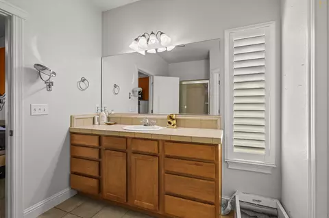 Bath - 938 Leisha Ln, Redding, CA 96001 photo 1 of 3