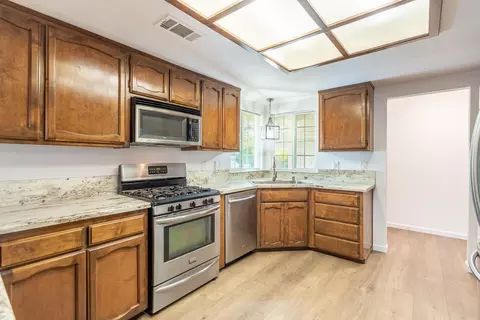 Kitchen - 5782 Old Barn Way, Redding, CA 96001 photo 2 of 3