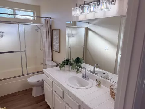 Bath - 4365 Heather Ridge Ln, Redding, CA 96001 photo 3 of 3