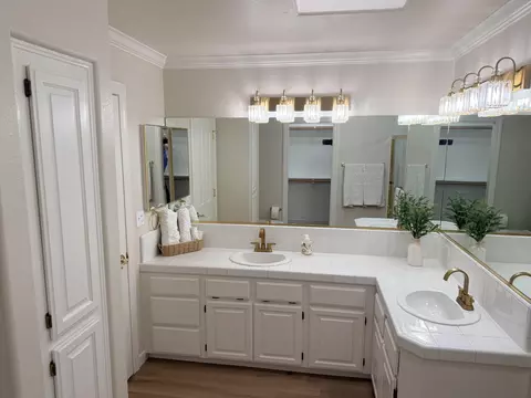 Bath - 4365 Heather Ridge Ln, Redding, CA 96001 photo 2 of 3