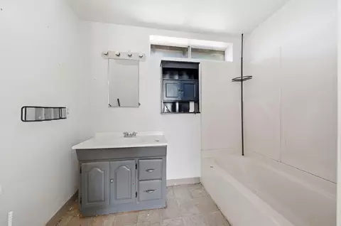 Bath - 1377 Willis St, Redding, CA 96001 photo 1 of 1