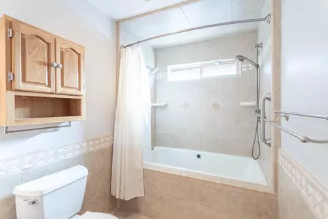 Bath - 500 Seavy Ct, Redding, CA 96001 photo 3 of 3