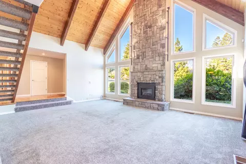 Living - 500 Seavy Ct, Redding, CA 96001 photo 2 of 4