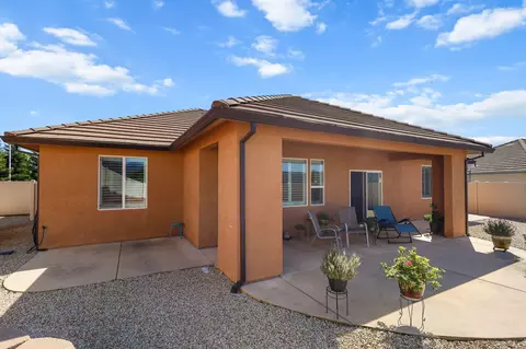 Exterior - 878 Coggins St, Redding, CA 96003 photo 9 of 11