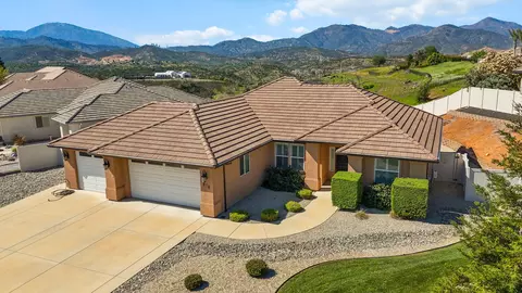 878 Coggins St, Redding, CA 96003