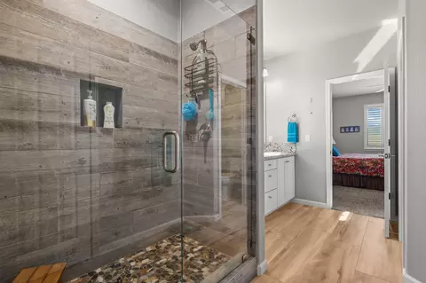 Bath - 878 Coggins St, Redding, CA 96003 photo 2 of 3