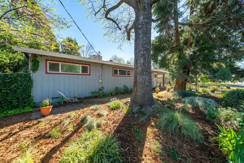3081 Henderson Rd, Redding, CA 96002