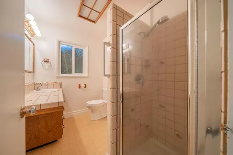 Bath - 3081 Henderson Rd, Redding, CA 96002 photo 1 of 2