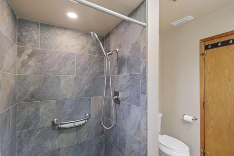 Bath - 4648 Dandelion Dr, Redding, CA 96002 photo 2 of 2