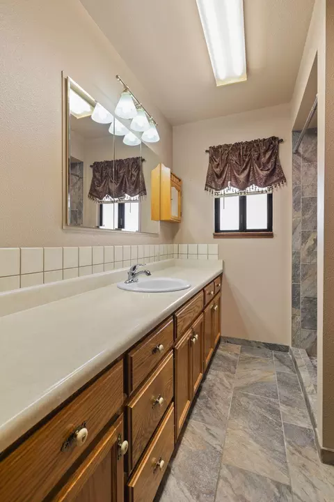 Bath - 4648 Dandelion Dr, Redding, CA 96002 photo 1 of 2