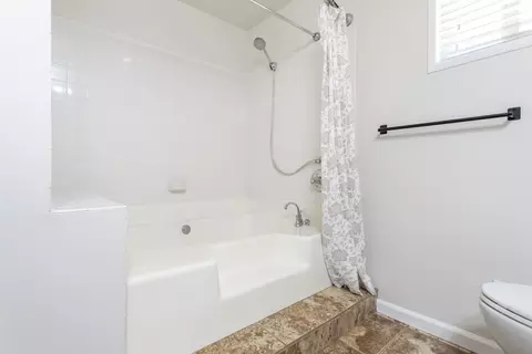 Bath - 17063 Hawthorne Ave, Anderson, CA 96007 photo 2 of 4