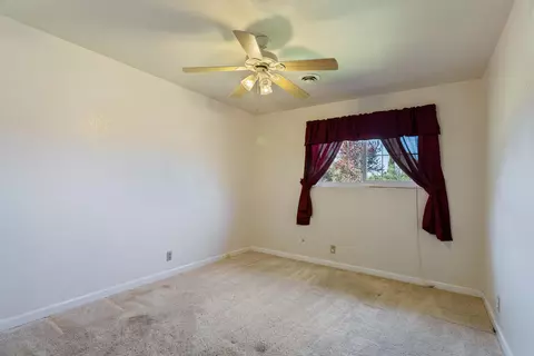Bedroom - 5142 Huntington Dr, Redding, CA 96002 photo 4 of 8