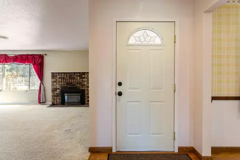 Entry Way - 5142 Huntington Dr, Redding, CA 96002 photo 1 of 2